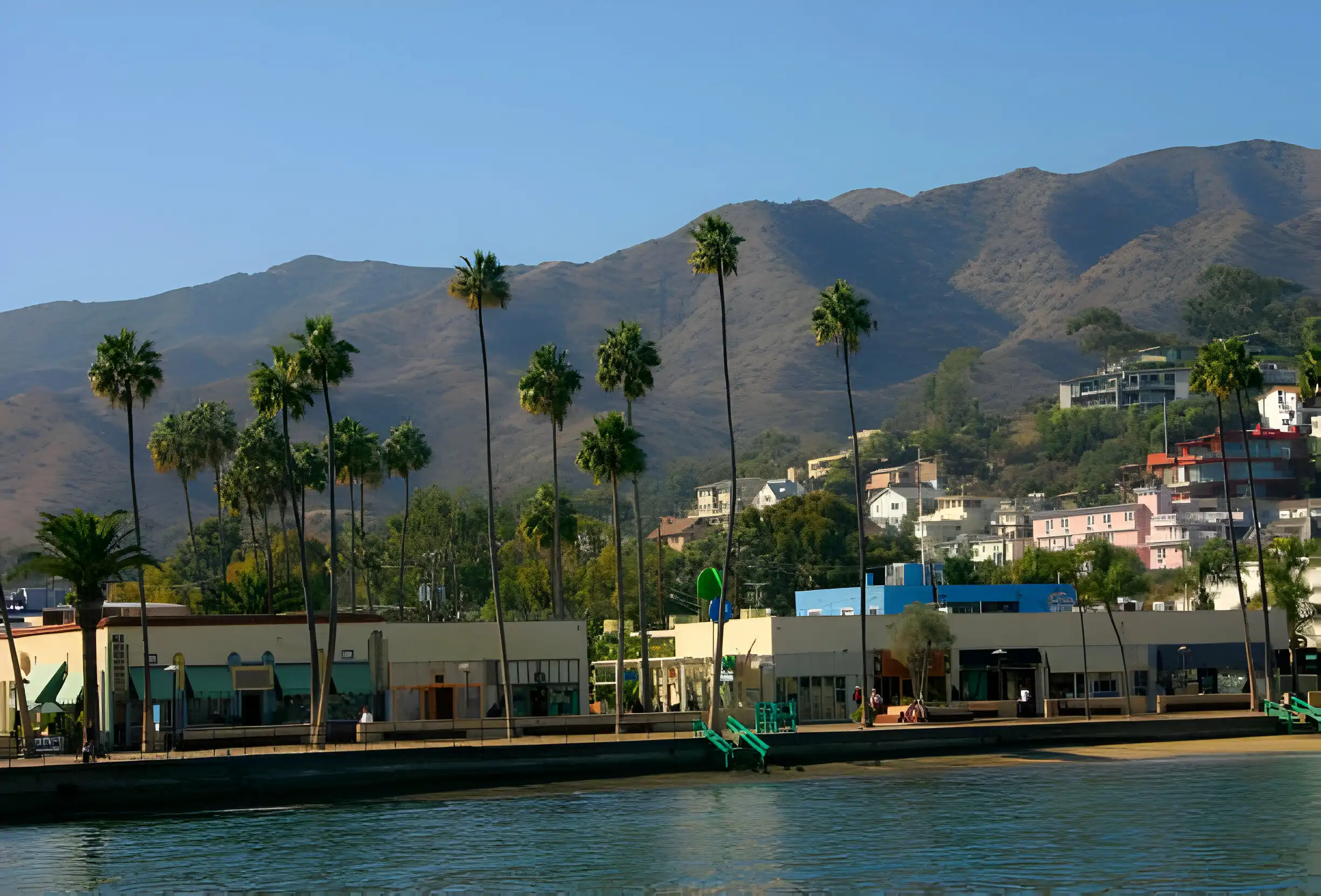 Do People Live On Catalina Island?